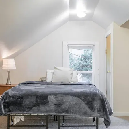 Large Funky 2 Or 3 Bedroom Unit In Prime Location